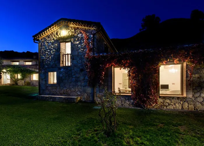 El Vergel de Chilla son 3 alojamientos Abejas 1 Abejas 2 y Libélula